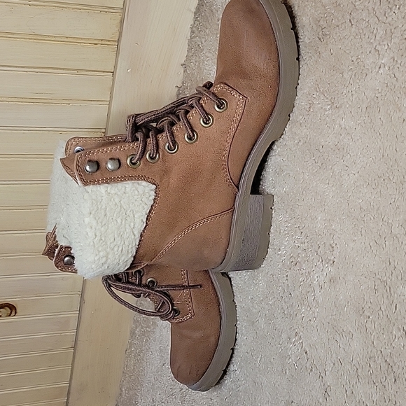 Boots - Picture 3 of 8